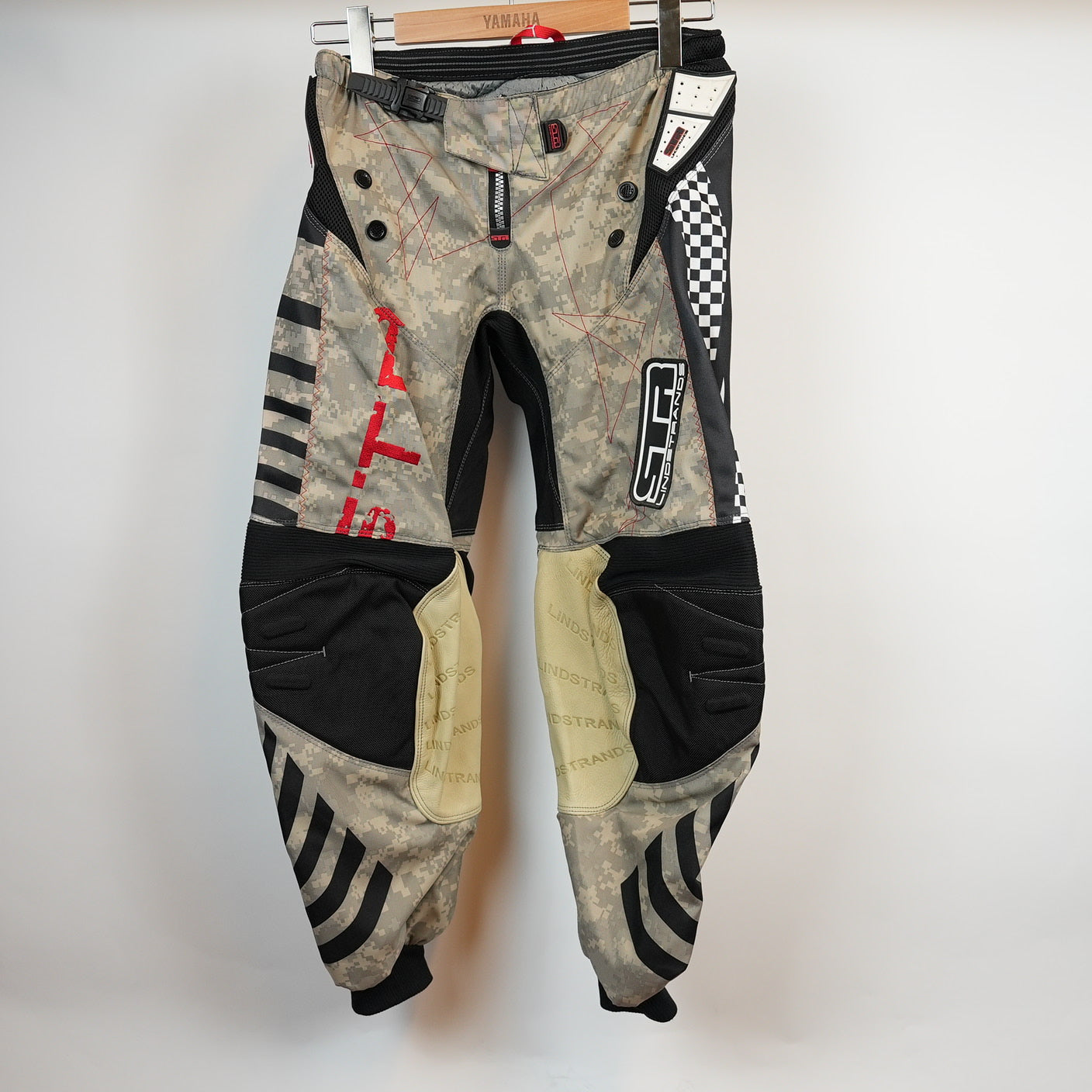 LINDSTRANDS Crossbyxor Barn Joy